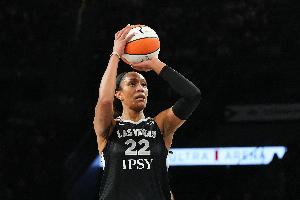 效率爆炸！阿贾·威尔逊上半场16分钟13中10狂轰21分 正负值+23