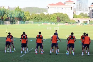 记者牛志明发布泰山队的训练阵容：王大雷、王彤和郑铮缺席