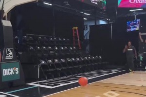 这是啥操作 击地双胯下扣篮逆天了