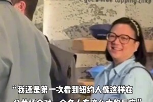 爱德华兹与伍迪·麦克莱恩，一同出席她的返校公益捐赠活动